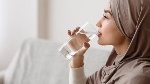 Mengapa Air Mineral Lebih Baik Daripada Minuman Manis Saat Sahur? - AQUVIVA